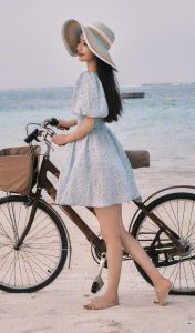 温柔美丽的女明星佟丽娅海边光脚丫任你欣赏，还要啥自行车？