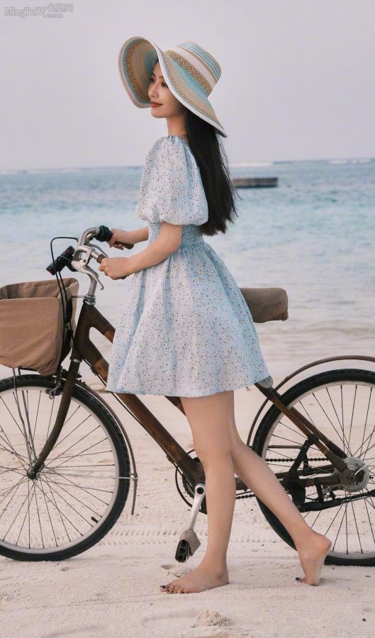 温柔美丽的女明星佟丽娅海边光脚丫任你欣赏，还要啥自行车？(3/9)