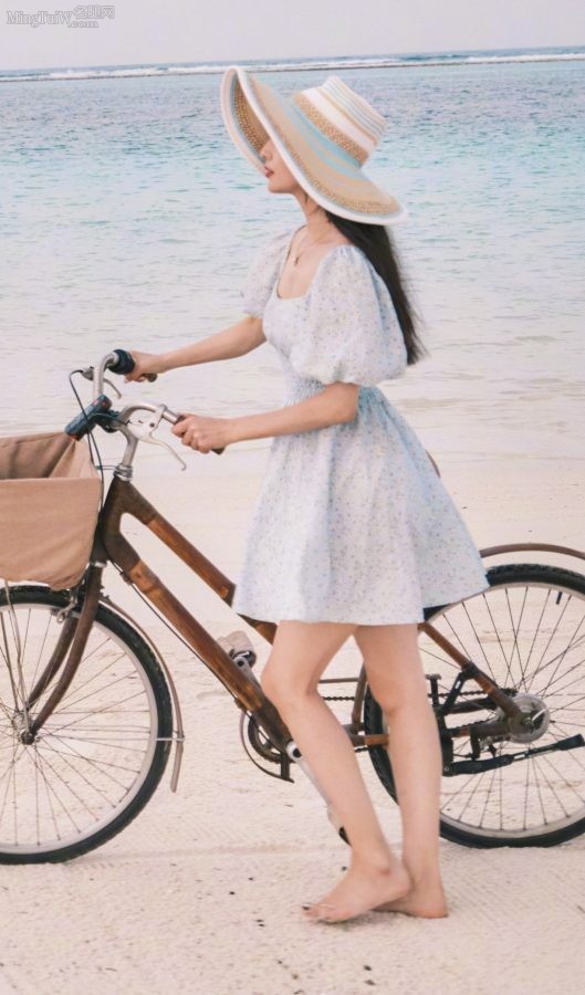 温柔美丽的女明星佟丽娅海边光脚丫任你欣赏，还要啥自行车？（第4张/共9张）