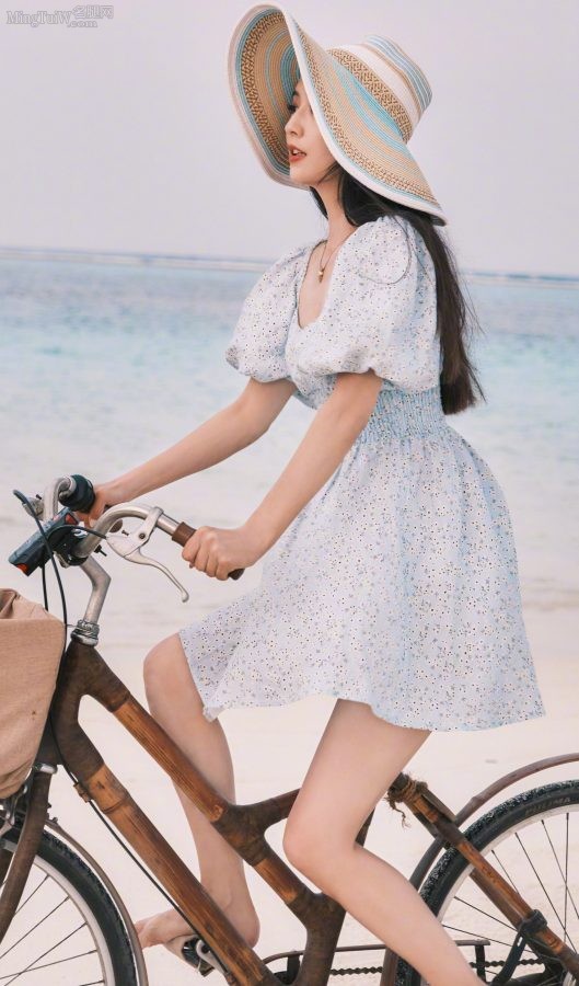 温柔美丽的女明星佟丽娅海边光脚丫任你欣赏，还要啥自行车？(5/9)