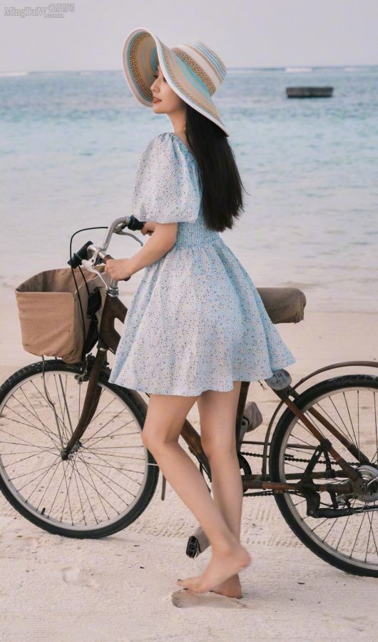 温柔美丽的女明星佟丽娅海边光脚丫任你欣赏，还要啥自行车？(6/9)