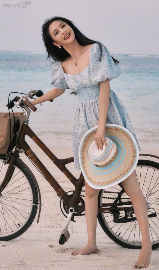 The gentle and beautiful female star Tong Liya is barefoot on the beach for you to admire. Do you need a bicycle?(8/9)