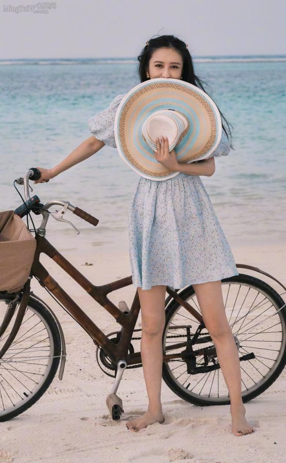 温柔美丽的女明星佟丽娅海边光脚丫任你欣赏，还要啥自行车？（第9张/共9张）