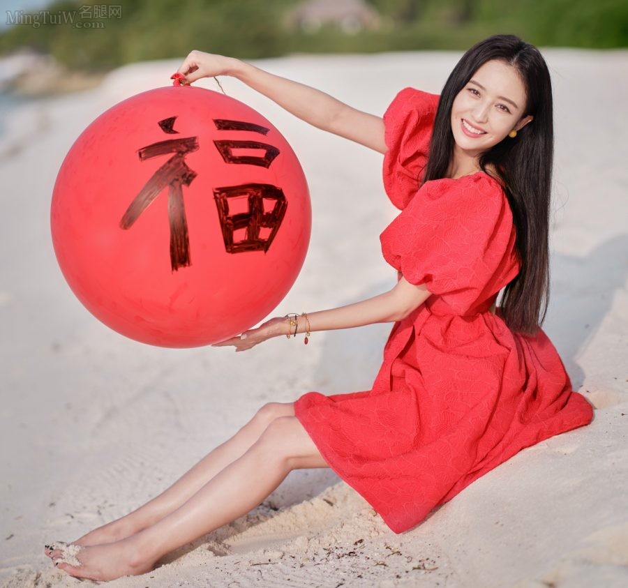 佟丽娅沙滩手持红气球秀玉足（第1张/共5张）