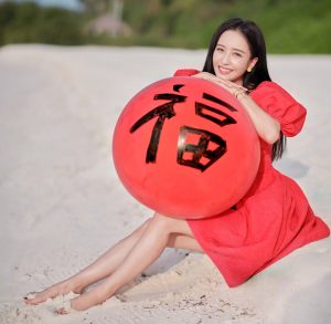 佟丽娅沙滩手持红气球秀玉足