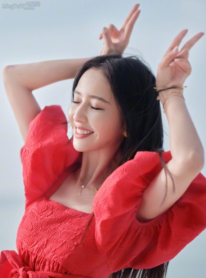 佟丽娅沙滩手持红气球秀玉足(4/5)