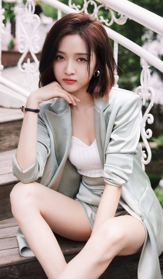 美腿加持下吴宣仪穿上西装短裤尽显时髦感(2/6)