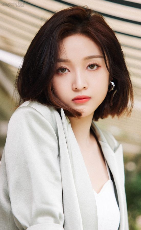 美腿加持下吴宣仪穿上西装短裤尽显时髦感(4/6)