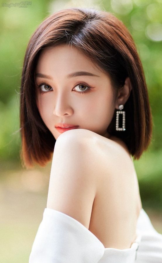 "Let's Party" Wu Xuanyi wears a low-cut white miniskirt and steps on stilettos to show off her long legs(6/14)