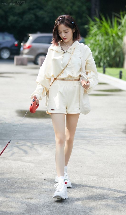 美少女吴宣仪穿短裤纤瘦美腿秀(1/7)