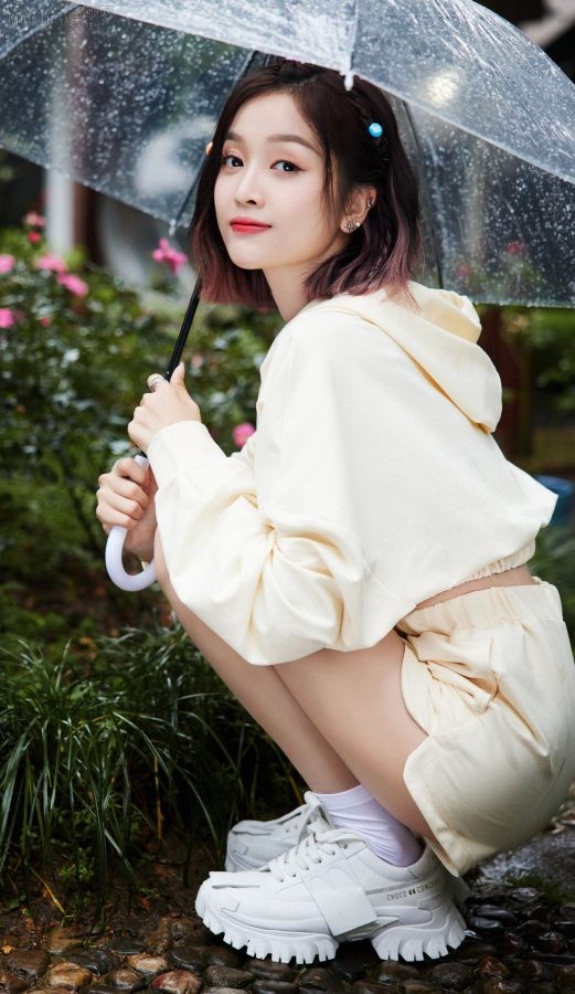 美少女吴宣仪穿短裤纤瘦美腿秀(4/7)