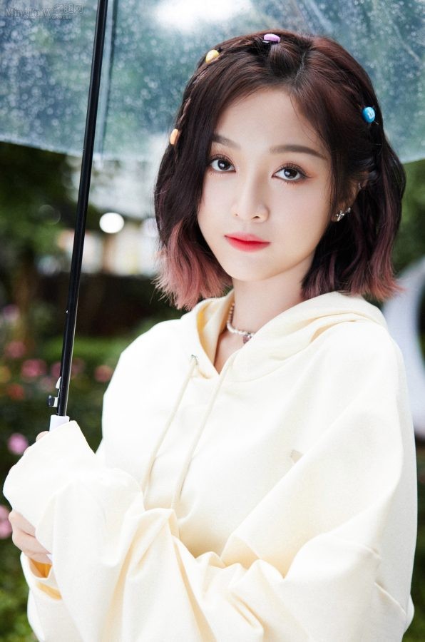 美少女吴宣仪穿短裤纤瘦美腿秀(6/7)