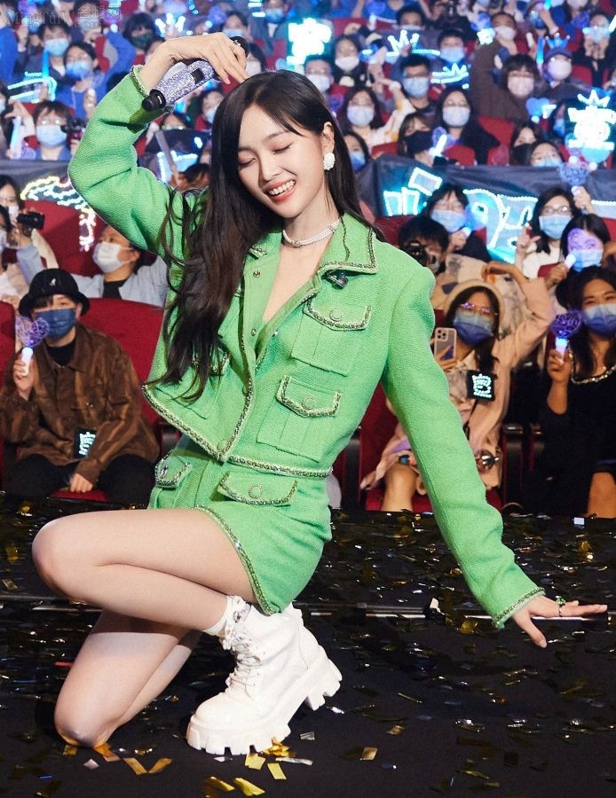Fashionable beauty Wu Xuanyi, wearing shorts and short boots to show off her tall figure(6/13)
