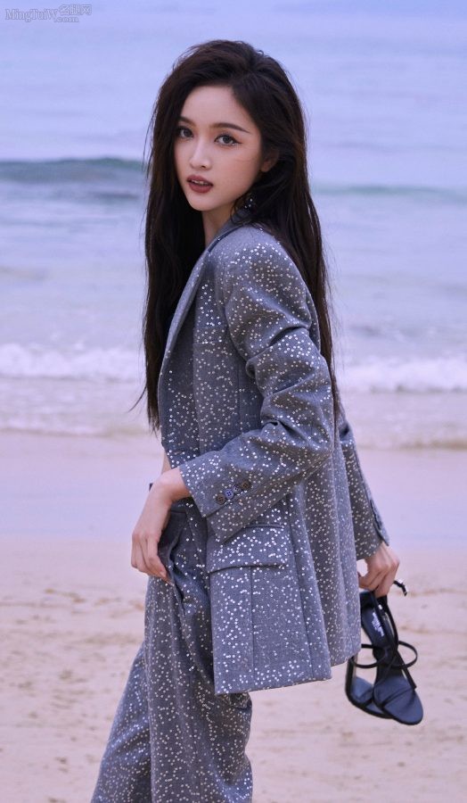 长发御姐吴宣仪海边脱掉高跟鞋拍照(2/9)