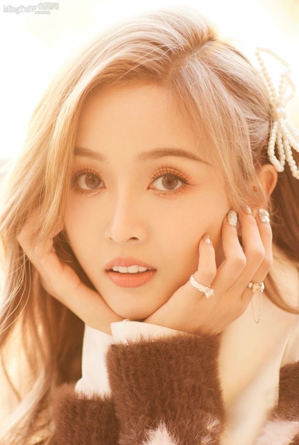 染了灰色头发的甜系美少女吴宣仪穿牛仔裤露出纤细玉腿(3/8)