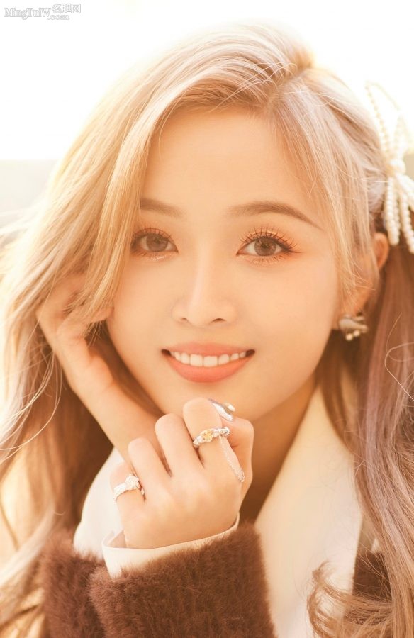 染了灰色头发的甜系美少女吴宣仪穿牛仔裤露出纤细玉腿(4/8)