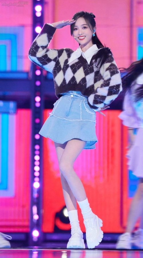 染了灰色头发的甜系美少女吴宣仪穿牛仔裤露出纤细玉腿(5/8)