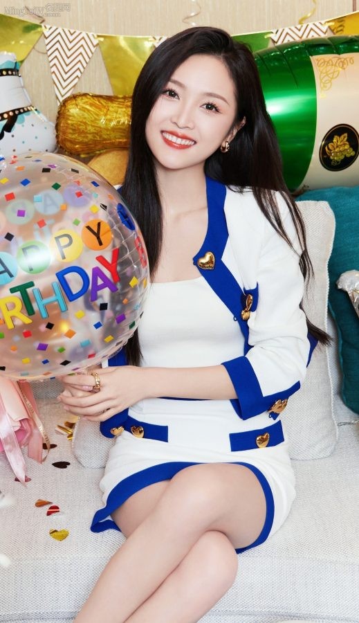 美女小姐姐吴宣仪夹腿坐姿真好看(5/7)