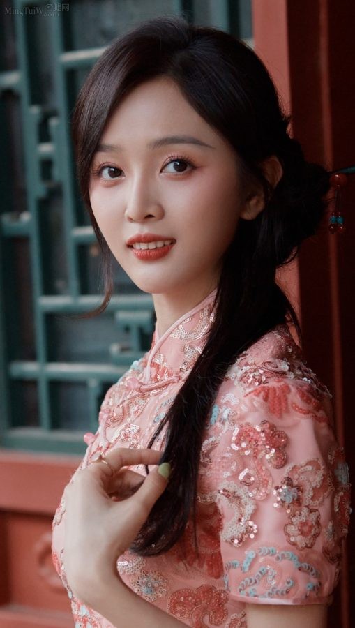 吴宣仪穿开叉旗袍展露曼妙身材(3/4)