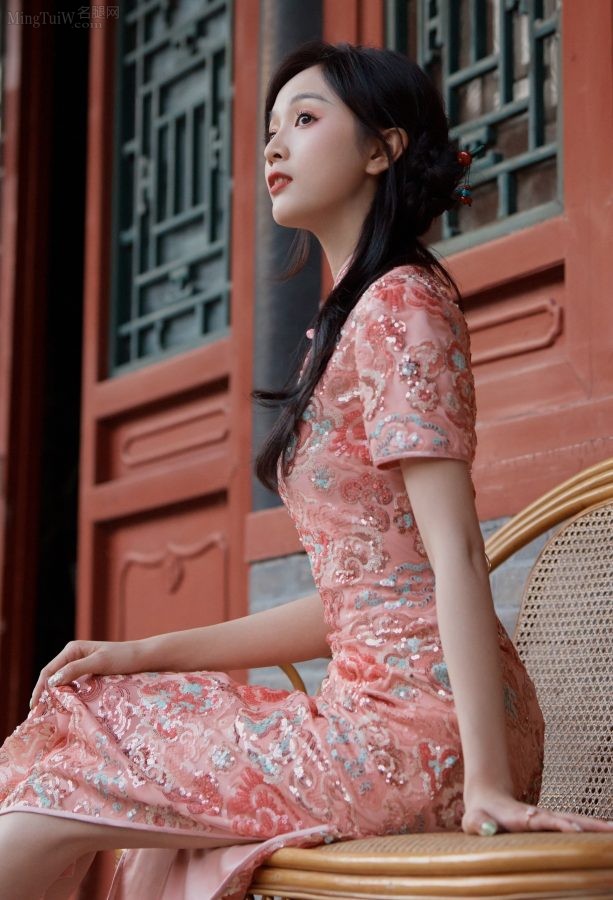Wu Xuanyi shows off her graceful figure in a slit cheongsam(4/4)
