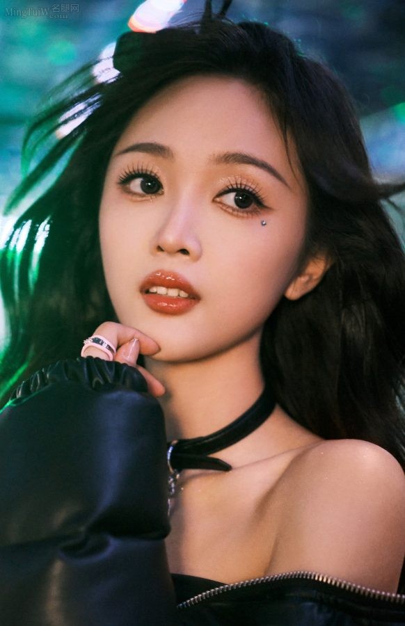 轮滑女孩吴宣仪美腿修长，换上细跟长靴又是另一种感觉(12/22)