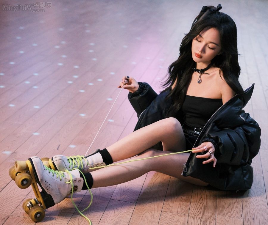 Roller skating girl Wu Xuanyi's beautiful legs are long and slender. Putting on stiletto boots gives a different feeling(2/22)