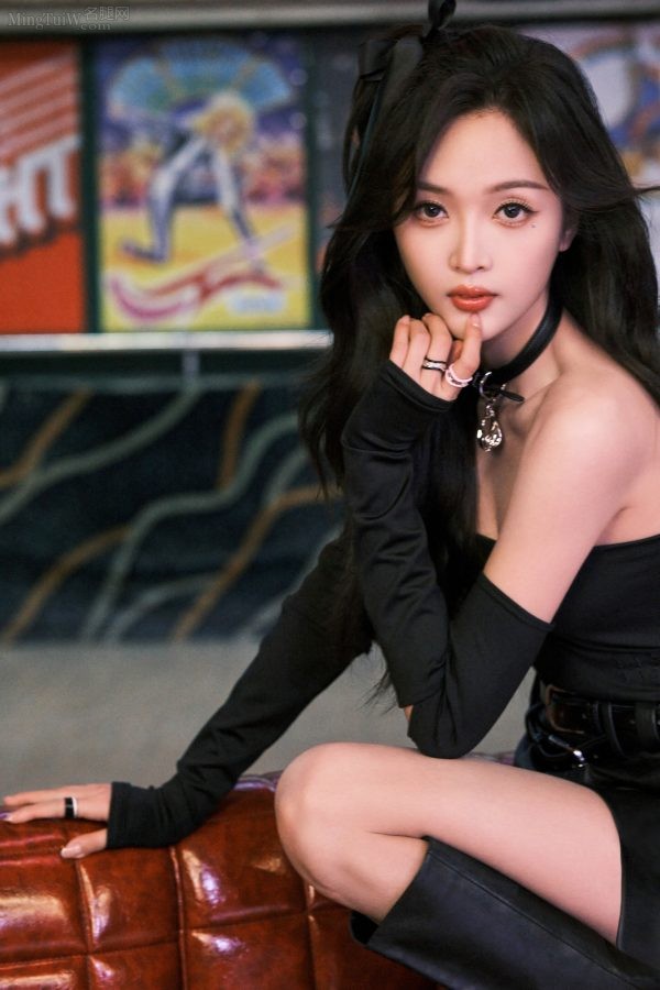 轮滑女孩吴宣仪美腿修长，换上细跟长靴又是另一种感觉(6/22)