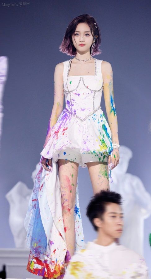 Wu Xuanyi painted her beautiful legs like crazy(1/10)