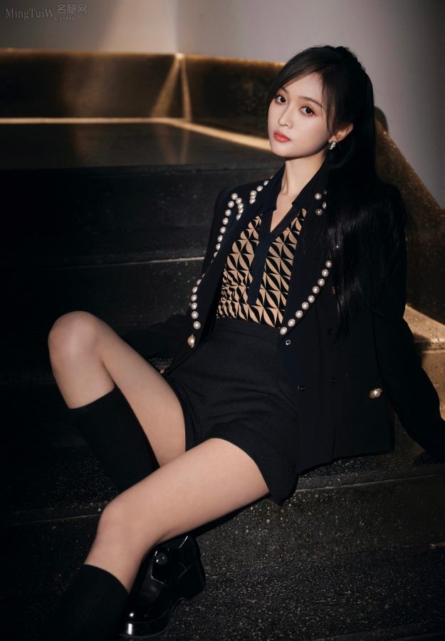 吴宣仪美腿穿短筒袜玉脸迷人(3/5)