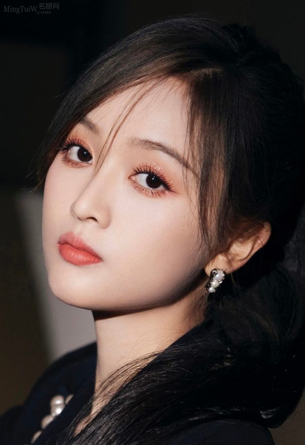 吴宣仪美腿穿短筒袜玉脸迷人(4/5)