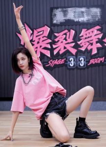 《爆裂舞台》吴宣仪排练舞蹈时的热裤美腿照