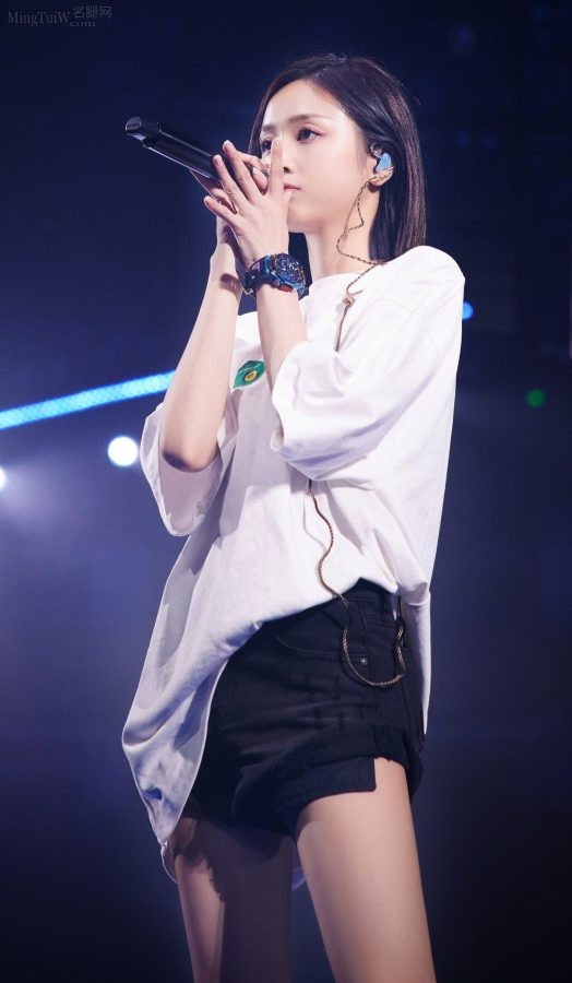 吴宣仪牛仔热裤美长腿演出现场(5/5)