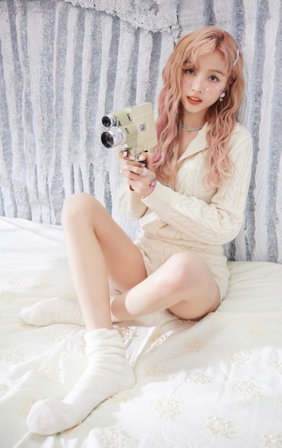 美少女吴宣仪床上玉腿，白棉袜显清新(1/4)