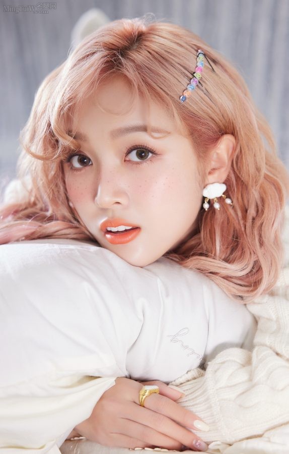 Beautiful girl Wu Xuanyi's beautiful legs on the bed, white cotton socks look fresh(4/4)