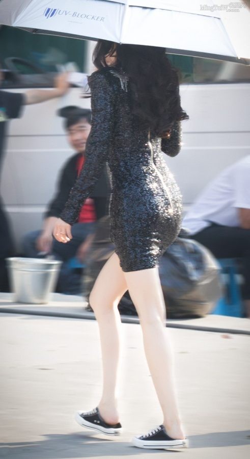 杨幂穿紧身连衣裙外出美臀有大又翘(12/13)
