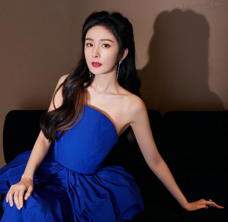 穿蓝裙的幂姐玉臂美手白皙修长(2/6)