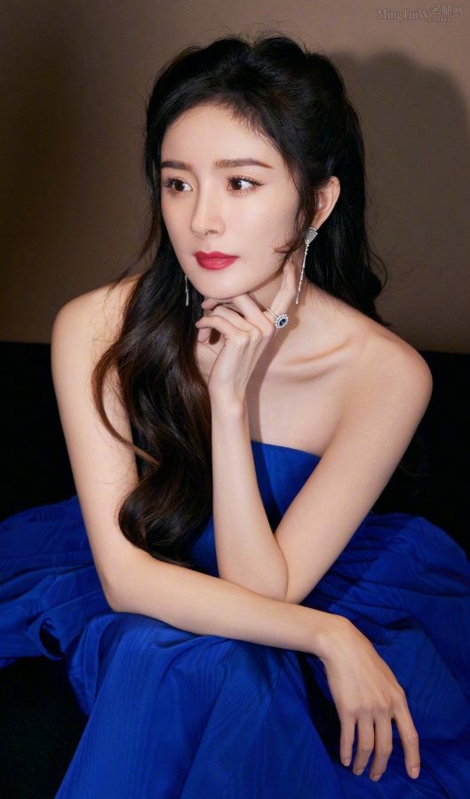 穿蓝裙的幂姐玉臂美手白皙修长(3/6)
