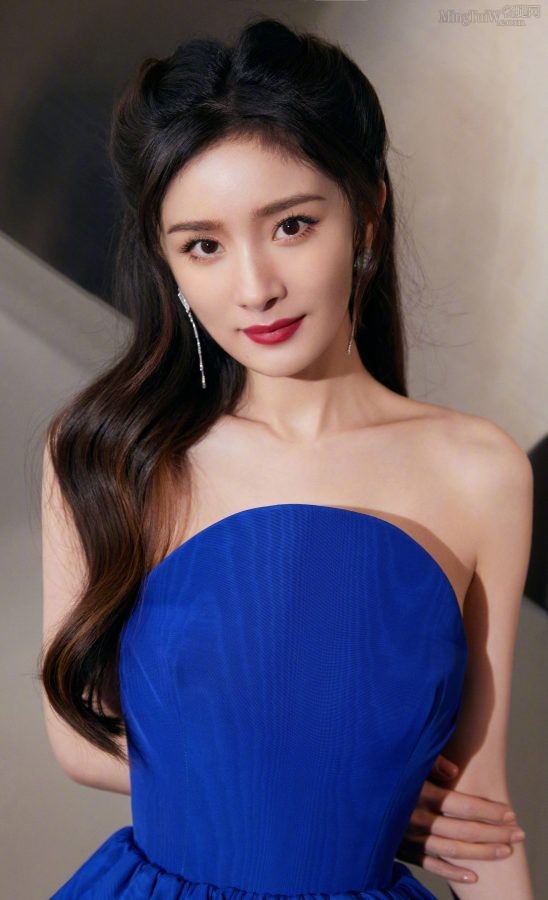 穿蓝裙的幂姐玉臂美手白皙修长(4/6)