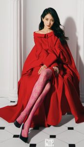 杨幂为时尚杂志拍写真，美腿穿蕾丝花纹丝袜大赞