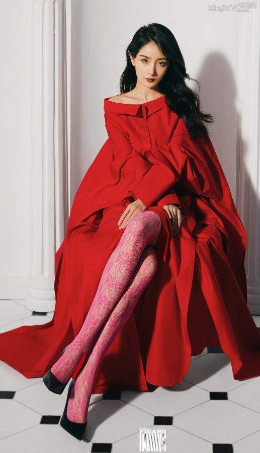 杨幂为时尚杂志拍写真，美腿穿蕾丝花纹丝袜大赞（第1张/共14张）
