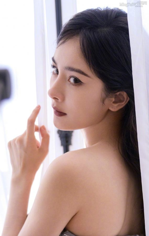 杨幂为时尚杂志拍写真，美腿穿蕾丝花纹丝袜大赞(11/14)