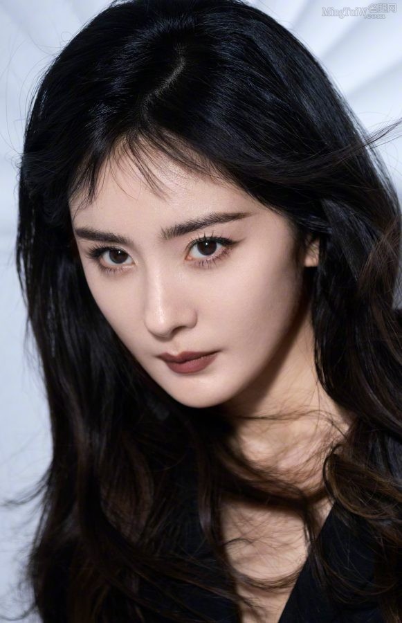 杨幂为时尚杂志拍写真，美腿穿蕾丝花纹丝袜大赞(13/14)