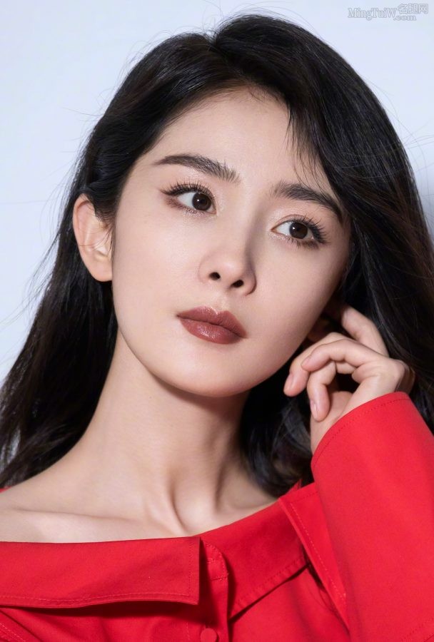杨幂为时尚杂志拍写真，美腿穿蕾丝花纹丝袜大赞(3/14)