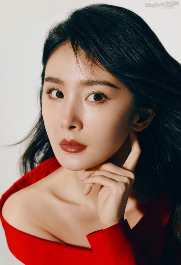 杨幂为时尚杂志拍写真，美腿穿蕾丝花纹丝袜大赞(4/14)