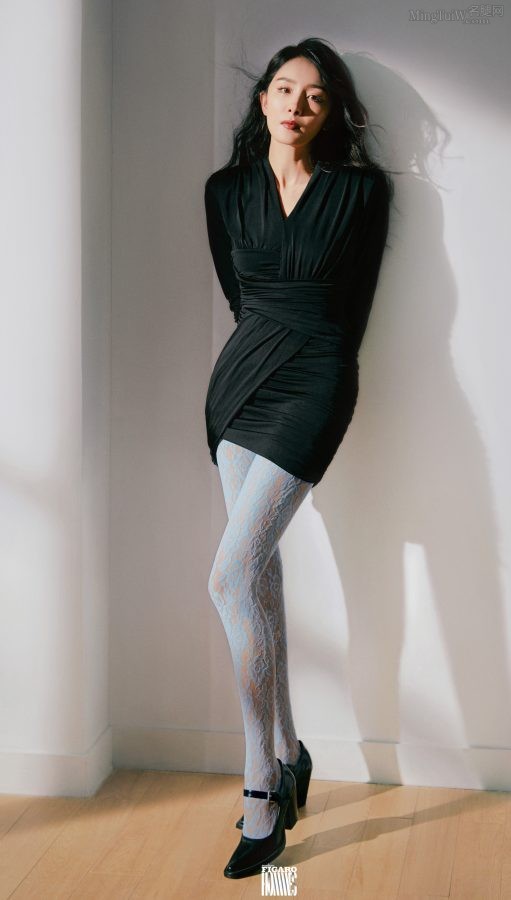 杨幂为时尚杂志拍写真，美腿穿蕾丝花纹丝袜大赞（第5张/共14张）