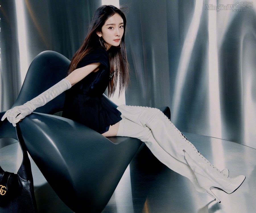 杨幂女王登上《红秀》杂志封面身穿亮片裙腿穿细跟漆皮长靴(7/8)