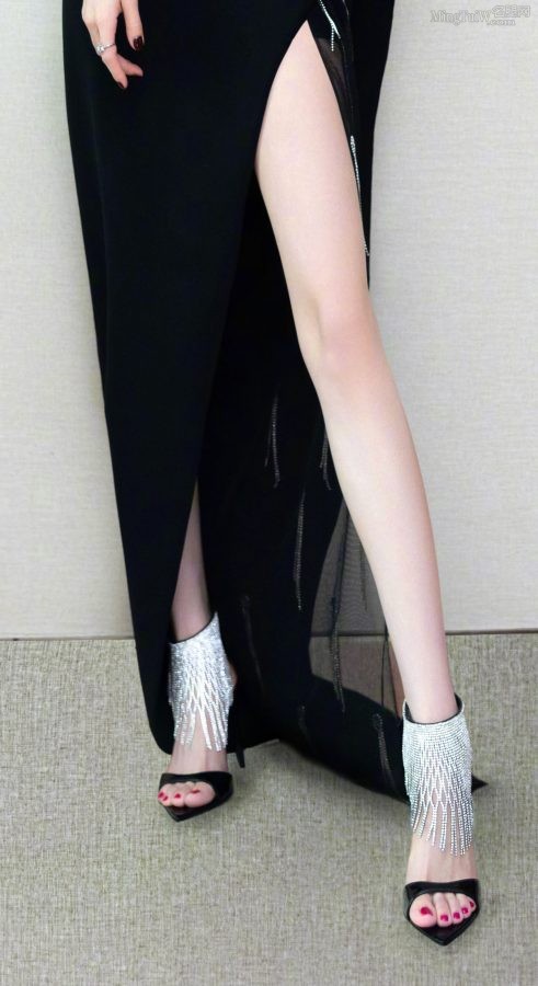 杨幂盘起头发穿一身优雅开叉礼服，美脸、玉腿、嫩足都绝了(2/7)