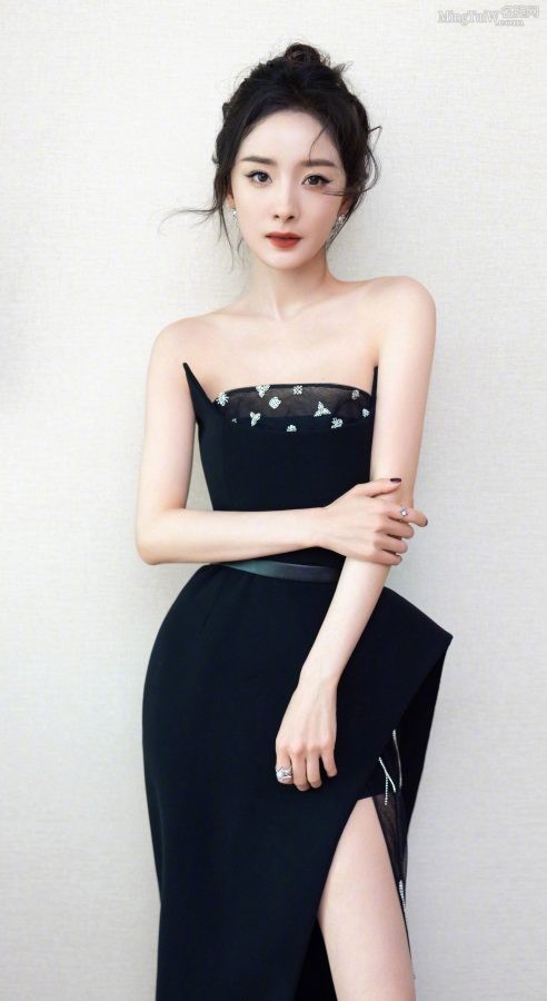 杨幂盘起头发穿一身优雅开叉礼服，美脸、玉腿、嫩足都绝了(3/14)
