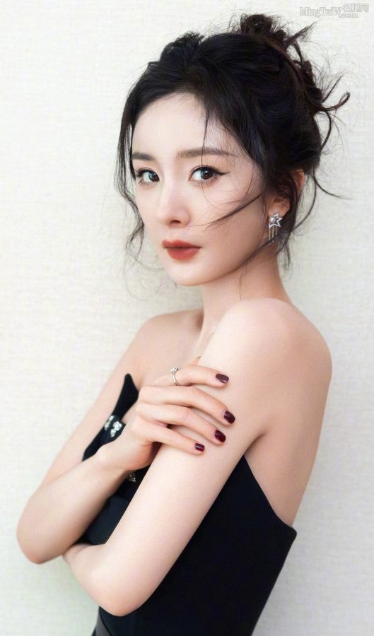 杨幂盘起头发穿一身优雅开叉礼服，美脸、玉腿、嫩足都绝了(4/7)