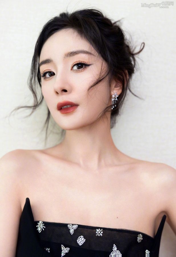 杨幂盘起头发穿一身优雅开叉礼服，美脸、玉腿、嫩足都绝了(6/7)